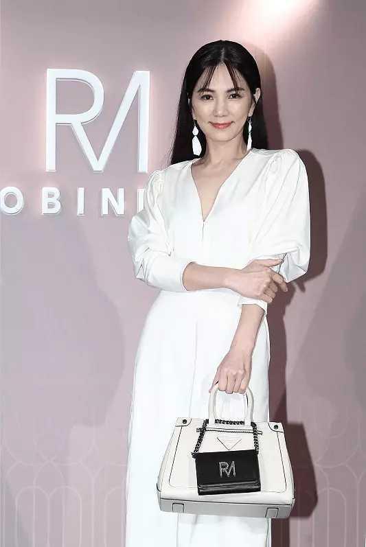 “人到中年”的陳嘉樺,反而越來越有女人味兒了 “人到中年”的陳嘉樺,反而越來越有女人味兒了