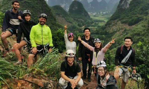 我走訪了很多深圳的中小學,幾乎每間教室都這樣:大白天的開著燈,然後拉著窗簾 我走訪了很多深圳的中小學,幾乎每間教室都這樣:大白天的開著燈,然後拉著窗簾