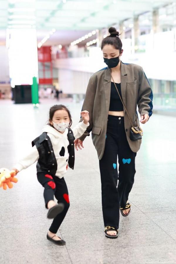 董璇母女同穿桃心長褲，灰色拼接西裝丸子頭，小酒窩抱腰撒嬌萌化