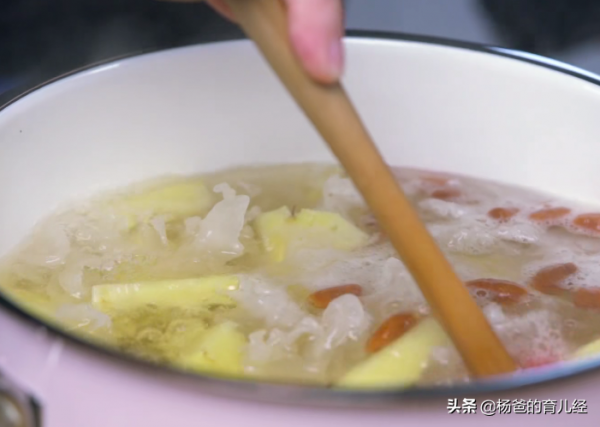 甜香味美的鳳梨銀耳羹，湯汁濃稠，營養又解饞，家中孩子特別愛吃