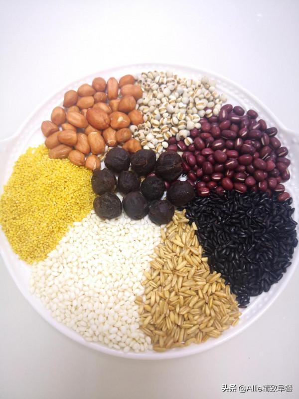 過了臘八就是年，一碗臘八粥搭配拌雞腿、蔬果，溫暖又營養，贊