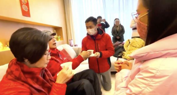 汪明荃夫婦被眾人跪地拜年！9名徒弟輪番敬茶，兩人送出一疊鈔票