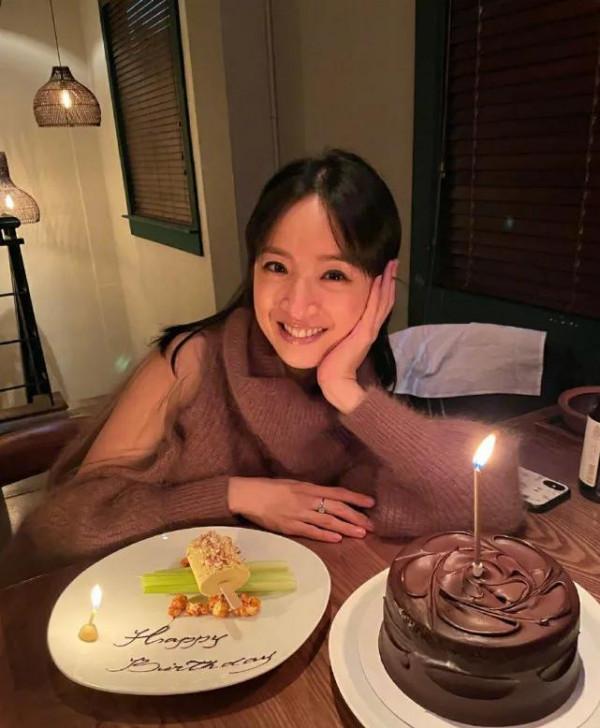 林依晨分享慶生照,還曬出了寶寶的小腳丫,粉嫩嫩的好可愛 林依晨分享慶生照,還曬出了寶寶的小腳丫,粉嫩嫩的好可愛