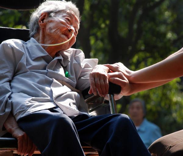 自古以來人們都追求長壽,但是我覺得老人還是不要活的太久 自古以來人們都追求長壽,但是我覺得老人還是不要活的太久