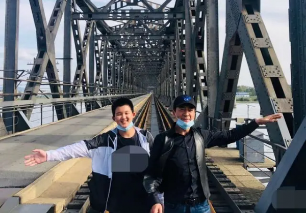 該抱孫子的年紀當了爹,5位明星老來得子,白髮蒼蒼還要賺錢養娃 該抱孫子的年紀當了爹,5位明星老來得子,白髮蒼蒼還要賺錢養娃