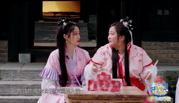 學霸人設翻車後：關曉彤再上節目不敢答題，靳東騎行目標又鬧笑話