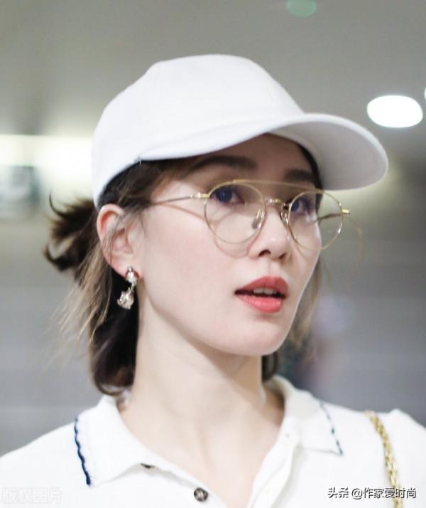 劉詩詩的時尚美太清純了，一顰一笑不做作，她的眼神和微笑好迷人