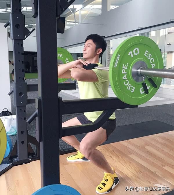 李晨常年堅持健身,手臂肌肉線條明顯,坦言主要靠3點維持身材 李晨常年堅持健身,手臂肌肉線條明顯,坦言主要靠3點維持身材