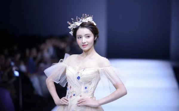 5位新疆美人珠寶加持：佟麗婭，熱巴，娜扎，麥迪娜...誰最美？