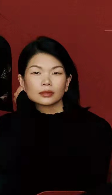 冠軍楊倩厲害了！跟超模呂燕合體拍大片一點不輸，穿一身黑好高階