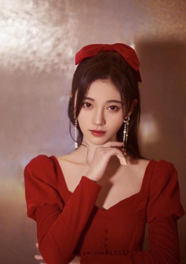 為什麼鞠婧禕穿紅色連衣裙時尚又甜美？我們穿卻土裡土氣，因為？