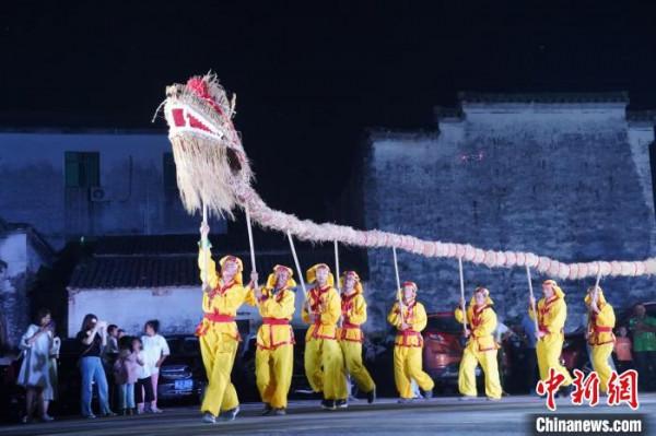皖南古村中秋上演“舞草龍”傳統民俗