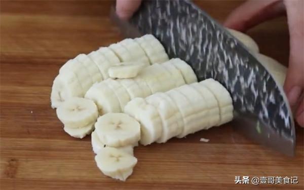 3根香蕉里加1碗糯米粉,簡單一做,軟糯香甜,比吃大魚大肉還過癮 3根香蕉里加1碗糯米粉,簡單一做,軟糯香甜,比吃大魚大肉還過癮