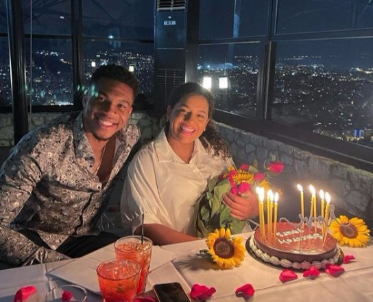 字母哥為妻子慶生,兩人表情神同步!球迷:這就是夫妻相 字母哥為妻子慶生,兩人表情神同步!球迷:這就是夫妻相