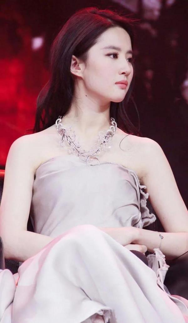 撲面芳香迎面襲人的美，劉亦菲精美大圖集