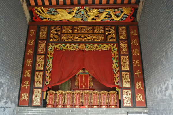 200多年曆史的客家圍屋,有兩個足球場大,卻被荒草掩蓋 200多年曆史的客家圍屋,有兩個足球場大,卻被荒草掩蓋