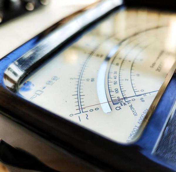 1963年震華500型萬用表!500表的最高工藝水準!三代表拆蓋看差異 1963年震華500型萬用表!500表的最高工藝水準!三代表拆蓋看差異