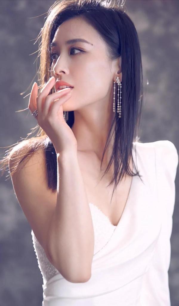 億萬富太黃聖依,面板白皙,知性優雅 億萬富太黃聖依,面板白皙,知性優雅