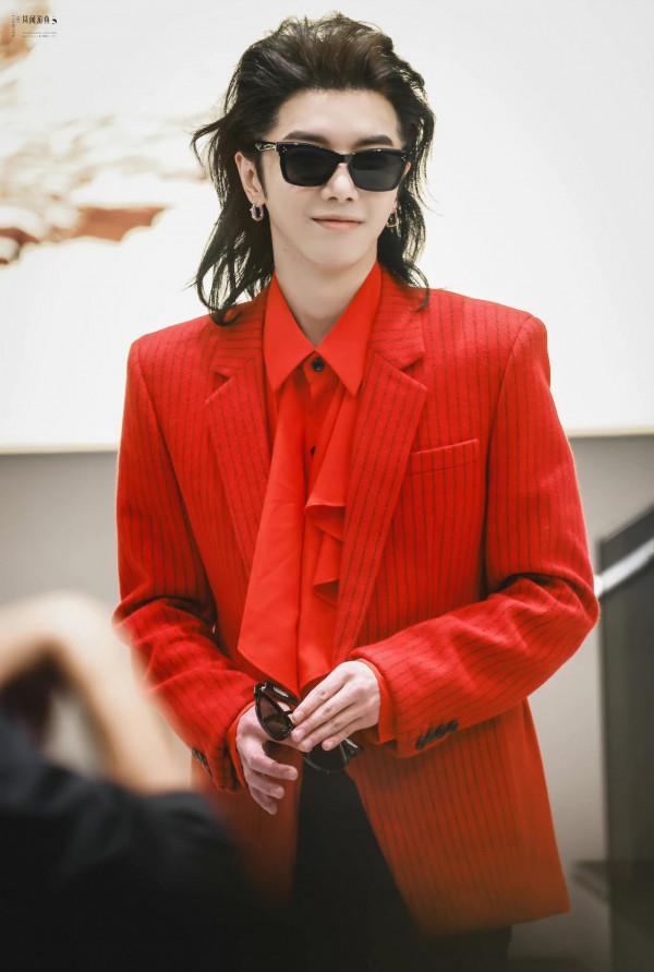 紅色因他而紅，紅詮釋了他的輕狂與愛意張揚，紅與華晨宇絕配