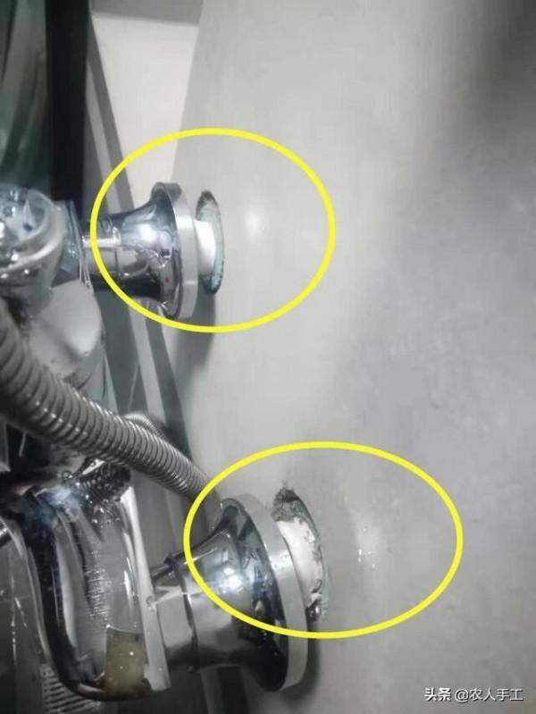 現在工人怎麼可以這樣，新房衛生間的水閥裝成這樣，看著就心煩