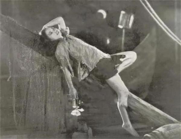 1934年除夕夜,女星艾霞家中自殺,遺書:人生很痛苦,而我很滿足 1934年除夕夜,女星艾霞家中自殺,遺書:人生很痛苦,而我很滿足