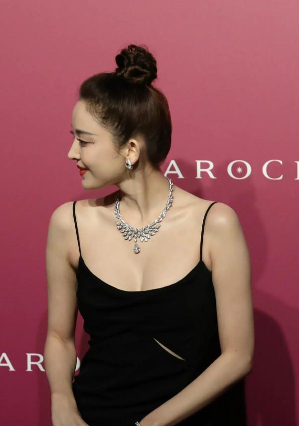 女明星肩頸有多絕？楊冪楊穎白到反光，娜扎熱巴新疆雙美