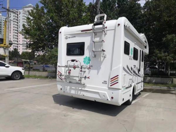 硬朗外觀搭配通透空間，L型沙發＋5臥，獨具一格，塞拉維Z63房車