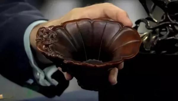 2007年他用25元買下一個酒杯，6年後價格漲到48萬