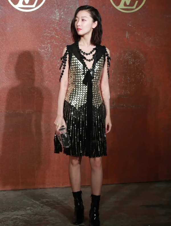 LV大秀:章子怡氣場足,熱巴帥一臉,周冬雨鍾楚曦組團去蹦迪? LV大秀:章子怡氣場足,熱巴帥一臉,周冬雨鍾楚曦組團去蹦迪?