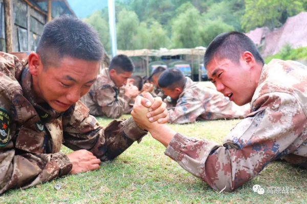 負重組合練習，列兵比班長快3秒！