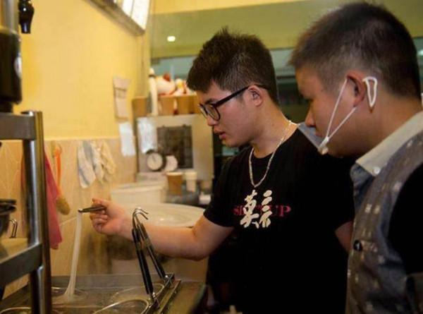 90後湖南小夥,北大碩士,畢業後開米粉店,如今身家5億,憑啥? 90後湖南小夥,北大碩士,畢業後開米粉店,如今身家5億,憑啥?