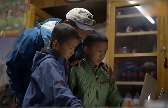 珠峰登頂的生意有多暴利？門票10萬美金，當地土著搭命能賺多少錢