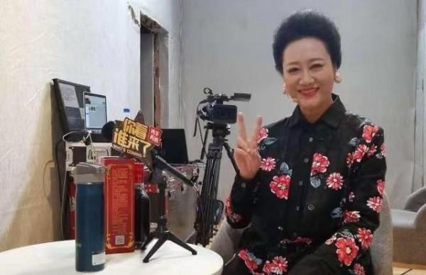 車曉帶媽媽上節目，穿針織裙變小女人，王麗雲梳“貴婦頭”很強勢