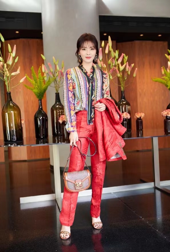 劉濤美到了西藏，穿一身藏袍配髒辮有異域風情，意外有了公主氣質