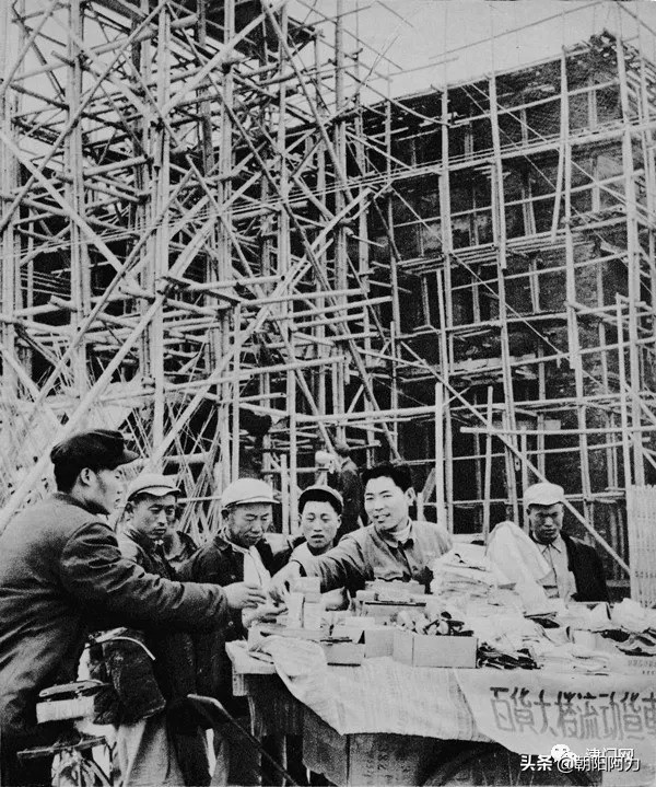 五十年代催人奮進的老照片：毛主席來到十三陵水庫參加義務勞動