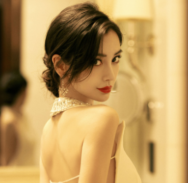 李沁鄧倫戀愛？黃曉明跟AB離婚了？張藝興納稅宣傳大使？劉詩詩新劇？鹿晗把公益當事業？