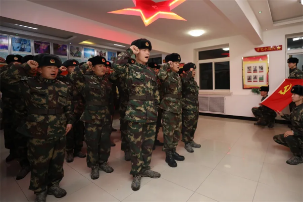 向榜樣看齊!火箭軍某部官兵掀起學習先進事蹟熱潮 向榜樣看齊!火箭軍某部官兵掀起學習先進事蹟熱潮