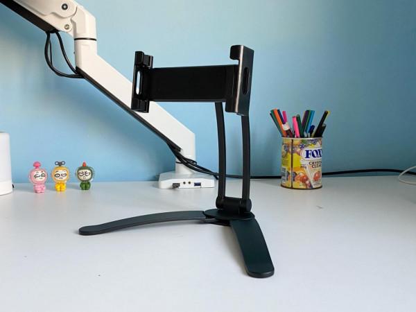 打造清爽的膝上型電腦桌面，只需用幾個小物件