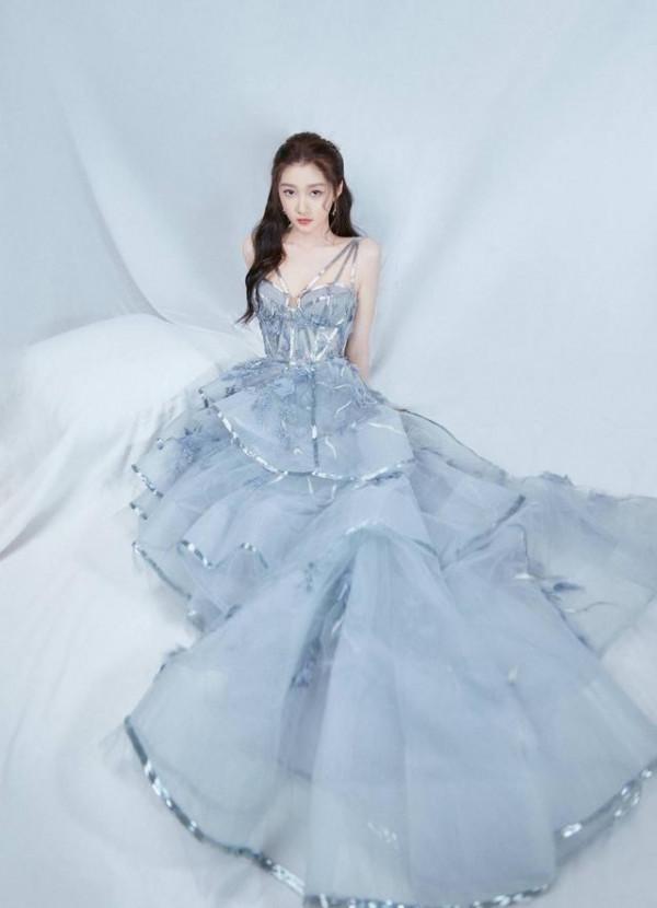 關曉彤早該這麼穿衣服了,暗黑公主造型,感覺很有氣質 關曉彤早該這麼穿衣服了,暗黑公主造型,感覺很有氣質