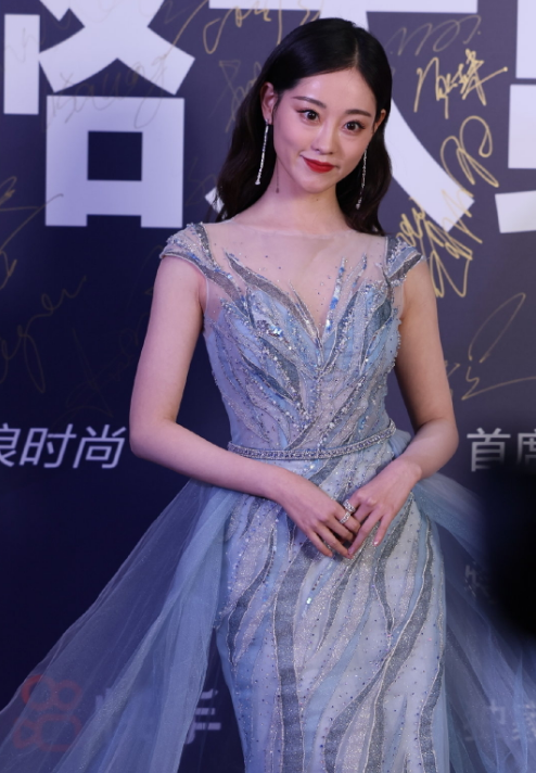 最新女星紅毯！蔣勤勤扮嫩、郭采潔翻車，楊冪用場外生圖美貌秒殺