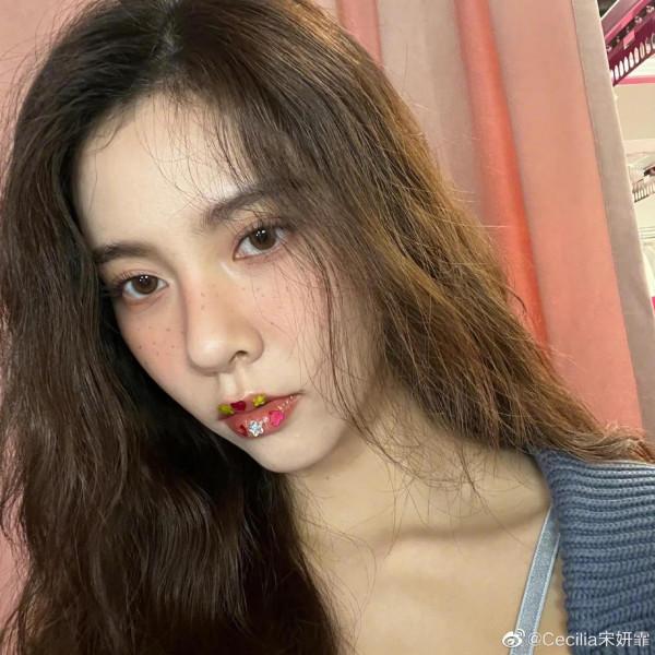 宋妍霏的雀斑妝,是你們喜歡的CC嗎? 宋妍霏的雀斑妝,是你們喜歡的CC嗎?