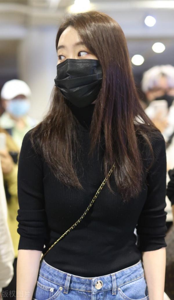 張小斐穿黑色針織衫搭配牛仔褲，長髮披肩不失女人味