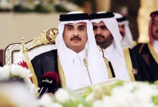 國王在外度假，兒子來電：我篡位了！老子正想報復，卻發現錢沒了