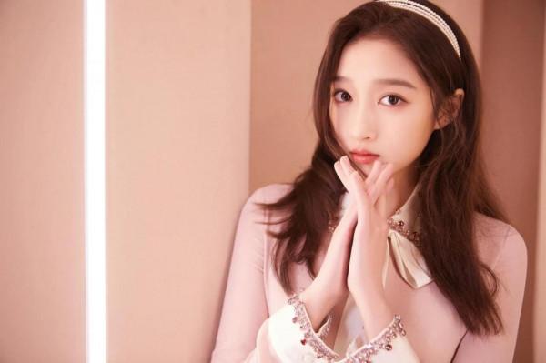 關曉彤跨年晚會造型有多好看