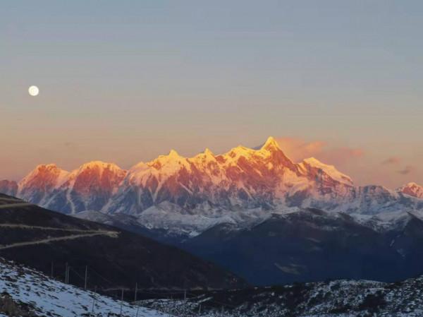 她被評為&OpenCurlyDoubleQuote;中國十大最美山峰&rdquo;，且高居榜首