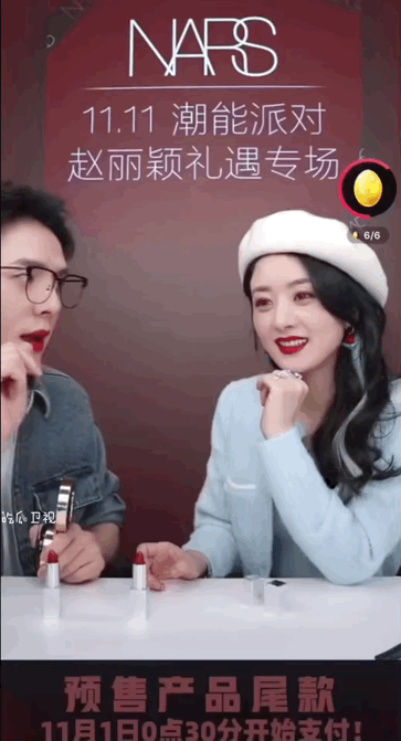 +7在塗口紅的時候趙麗穎一動不動的看著