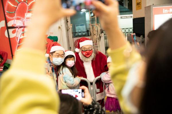 “聖誕火車”駛進舊金山灣區 “聖誕火車”駛進舊金山灣區