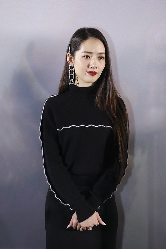 冬季穿裙子要選低調的，連郭碧晨這種闊太都這麼穿，溫柔還高階