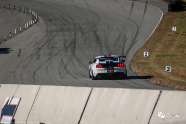 真V8後驅手動擋Shelby GT350,526馬力車主還覺得不大? 真V8後驅手動擋Shelby GT350,526馬力車主還覺得不大?