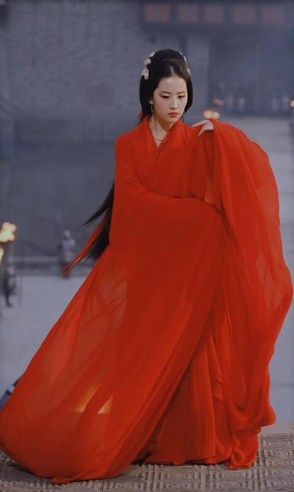 《銅雀臺》中的劉亦菲，翩若驚鴻，美得讓人驚豔